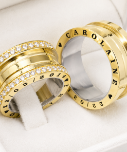 Alianças de Casamento 10mm Modelo Andy, Polidas com 60 Zircônias e 2 Frisos Centrais, Banhadas a Ouro 18k
