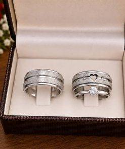 Alianças de Namoro 8mm Diamantadas com Coração e 2 Zircônias