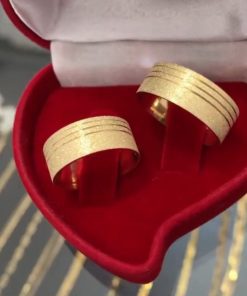 Aliança de Ouro 18K | Modelo Reto Semi-Anatômico 8mm | Todo Diamantado com 2 Frisos Laterais | Casamento e Noivado