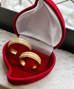 Alianças de casamento 6mm em aço cirúrgico banhado a ouro 18K com frisos, modelo anatômico