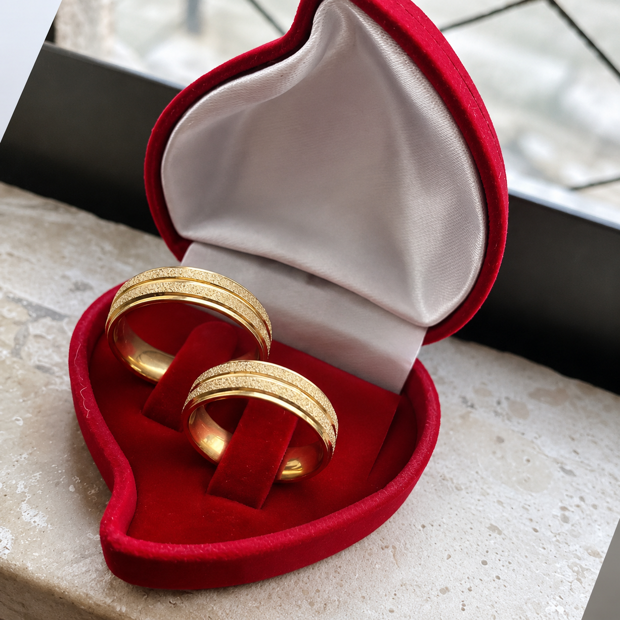 Alianças de casamento 6mm em aço cirúrgico banhado a ouro 18K com frisos, modelo anatômico