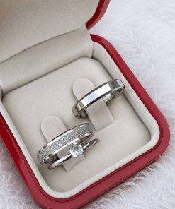 Alianças de namoro 4mm, feminina diamantada com friso e masculina lisa chanfrada, em aço cirúrgico