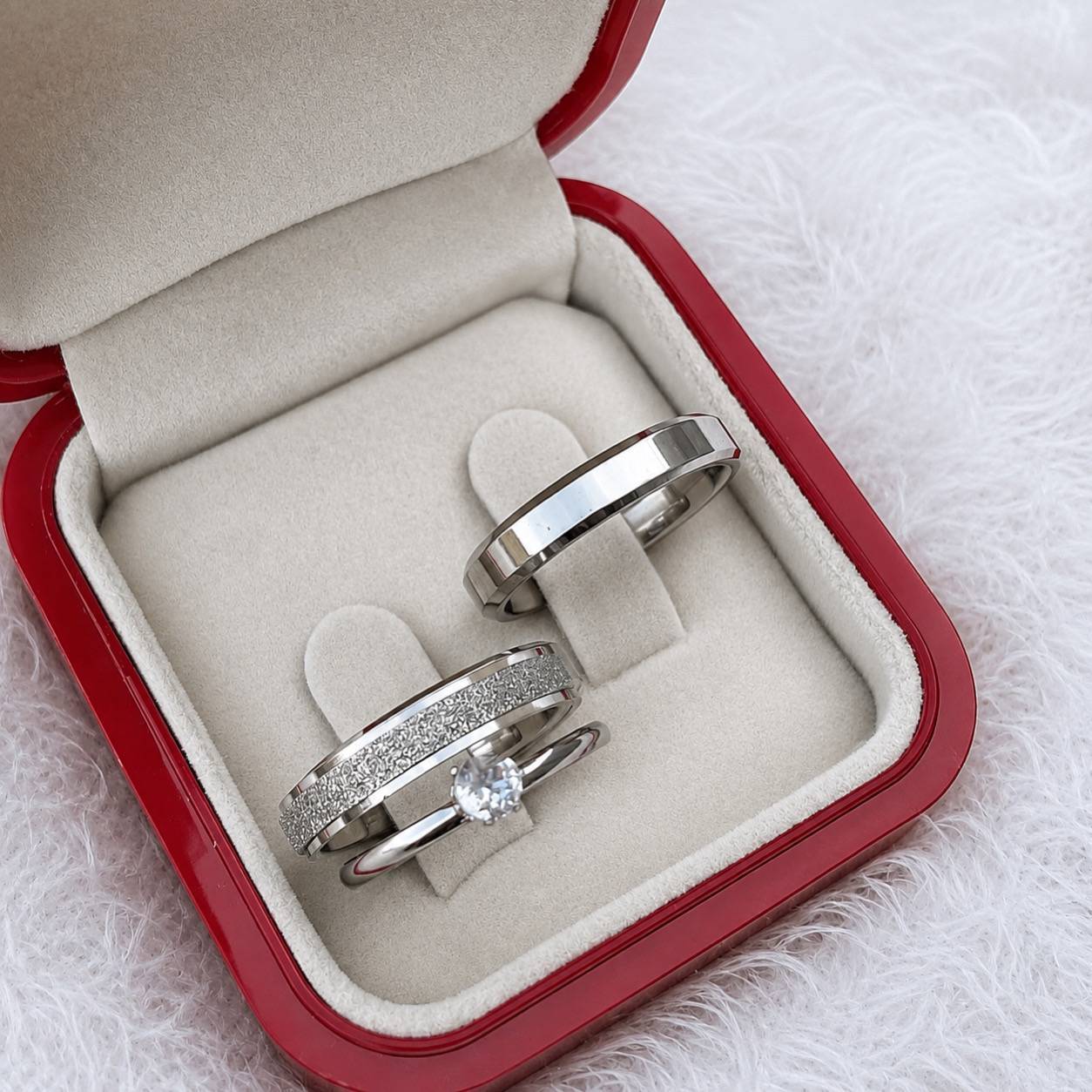 Alianças de namoro 4mm, feminina diamantada com friso e masculina lisa chanfrada, em aço cirúrgico