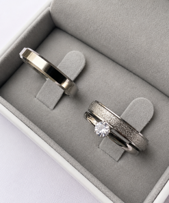 Alianças de namoro 4mm, feminina diamantada com friso e masculina lisa chanfrada, em aço cirúrgico