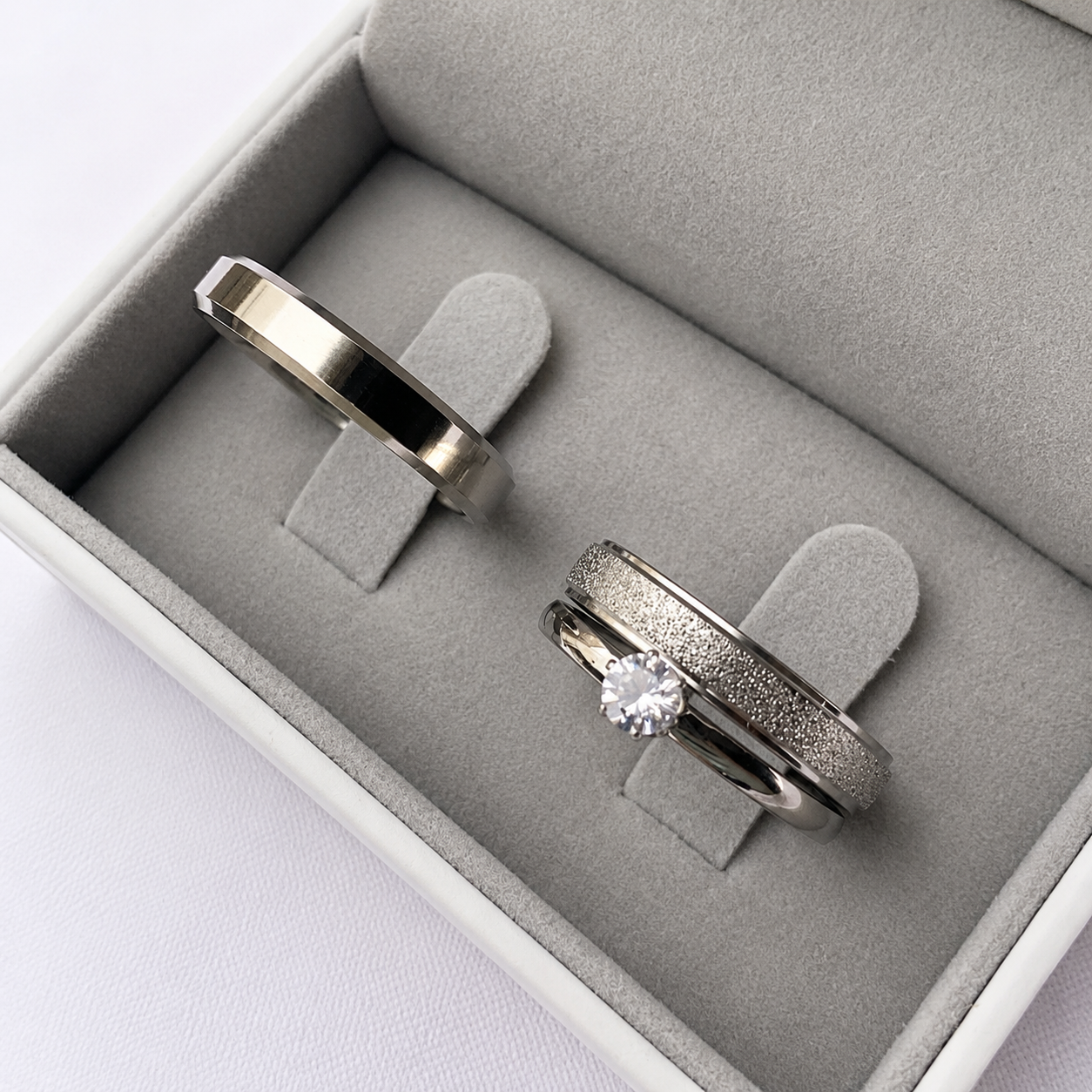 Alianças de namoro 4mm, feminina diamantada com friso e masculina lisa chanfrada, em aço cirúrgico