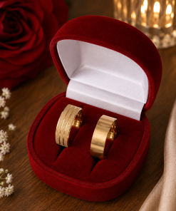 Par De Alianças Aço Cirúrgico Banhado A Ouro 18k - 8mm - Diamantado Masculino Liso.