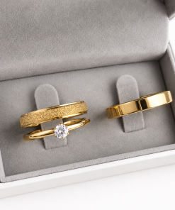 Alianças de Casamento 4mm Banhado a Ouro 18K – Feminina Diamantada e Masculina Lisa
