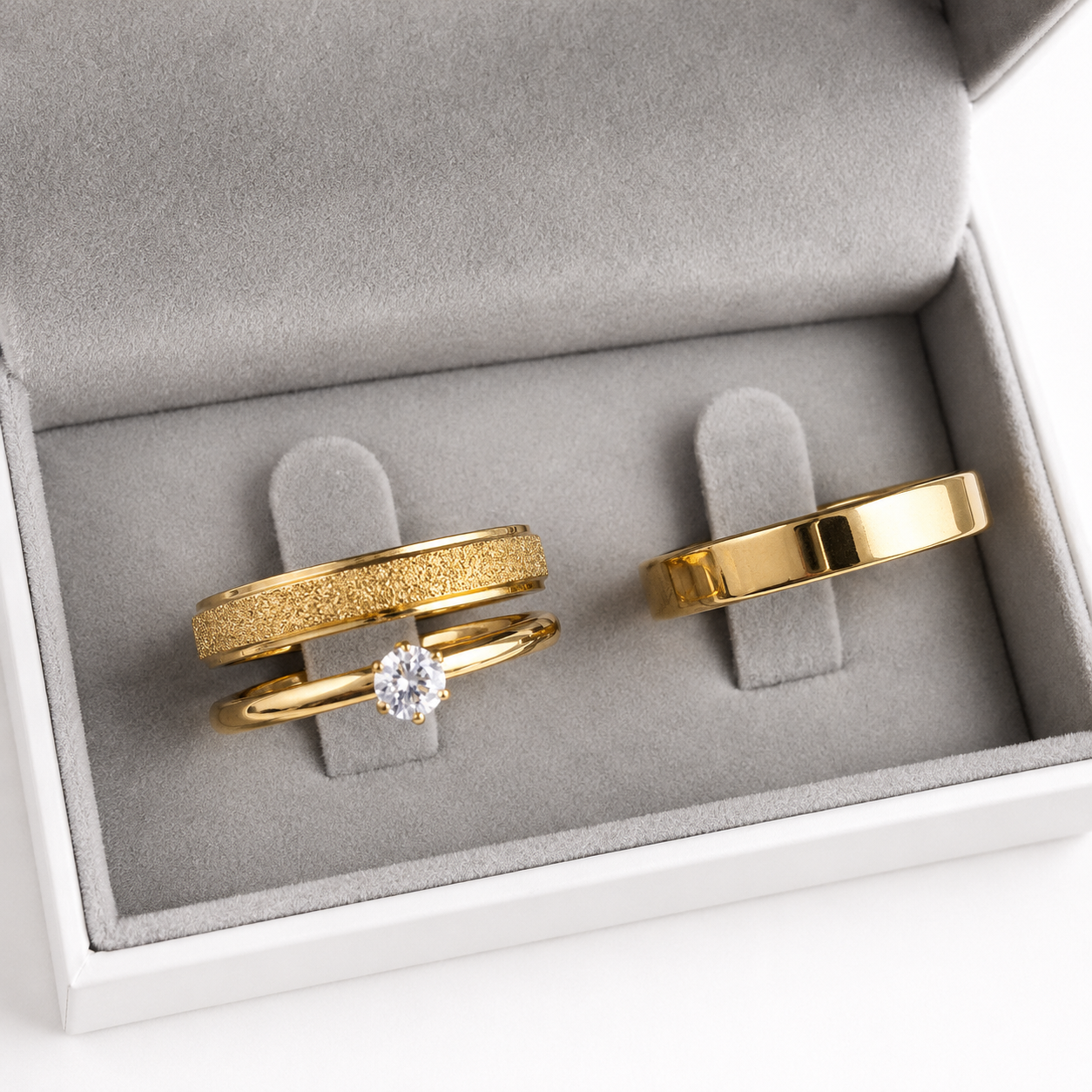 Alianças de Casamento 4mm Banhado a Ouro 18K – Feminina Diamantada e Masculina Lisa