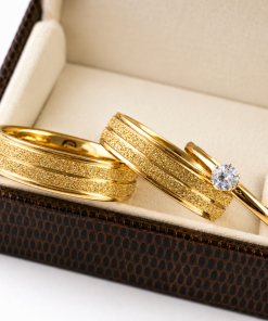 Alianças de Casamento 6mm em Aço Banhado a Ouro 18K com Frisos – Modelo Anatômico