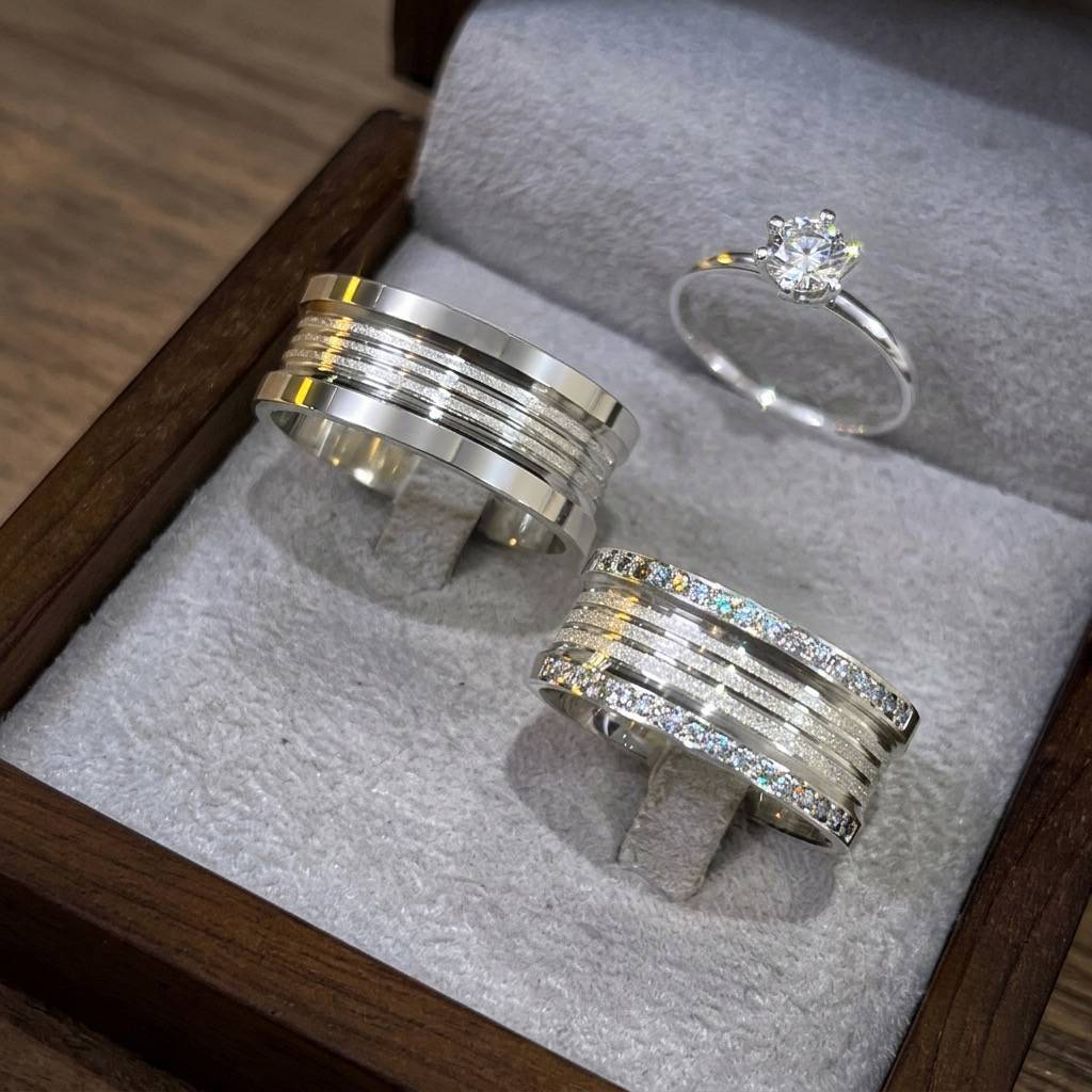 Alianças de Namoro em Prata 950 9mm com 3 Frisos Finos Diamantados, Semi Anatômicas