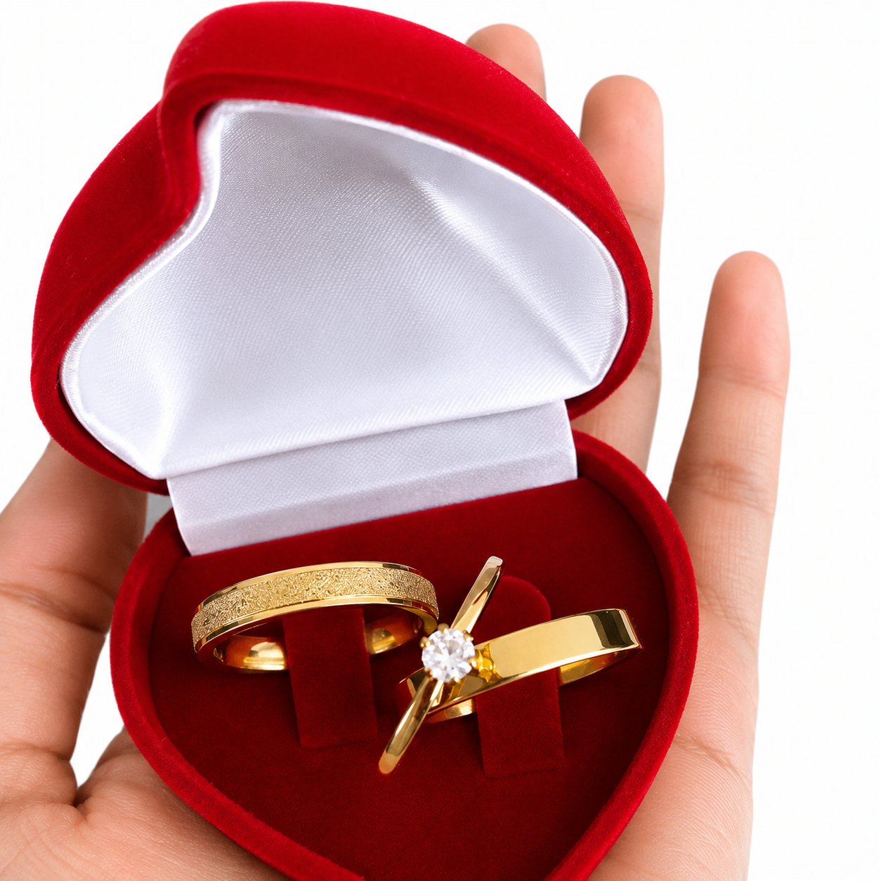 Alianças de Casamento 4mm Banhado a Ouro 18K – Feminina Diamantada e Masculina Lisa
