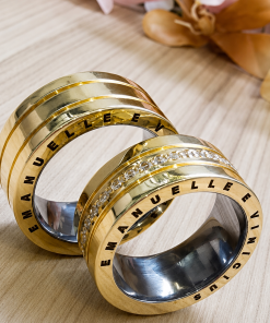 Alianças de Casamento 8mm com 15 Zircônias e Frisos Laterais, Anatômicas, em Ouro 18k