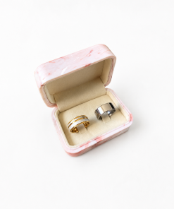 Alianças de namoro 8mm fosco anatômico com interior banhado a ouro 18K em aço cirúrgico