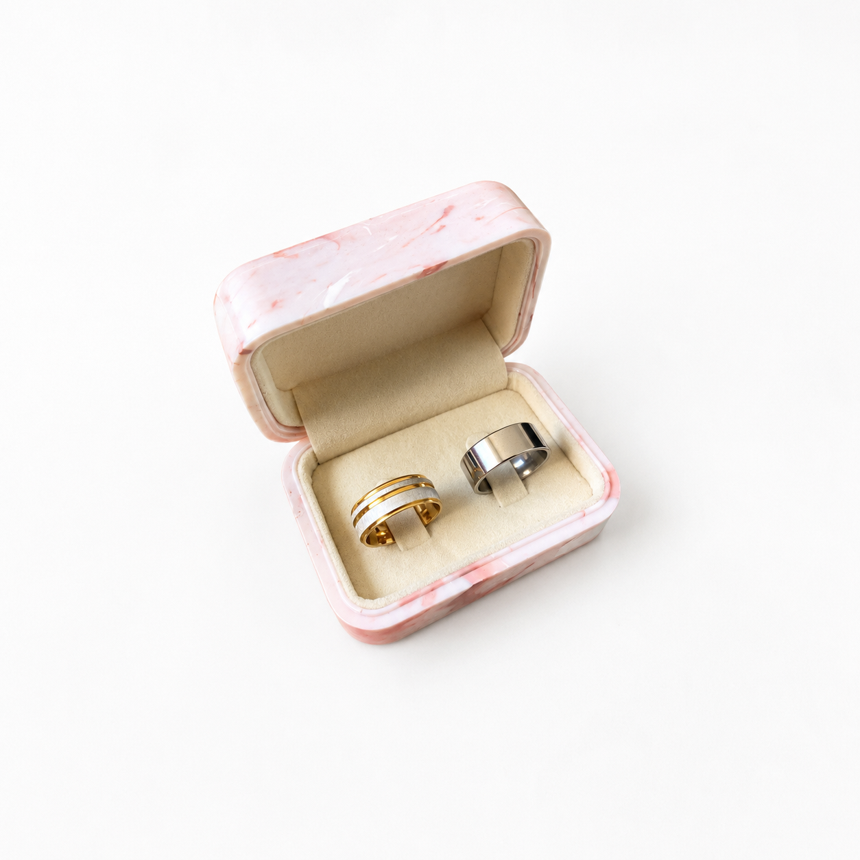 Alianças de namoro 8mm fosco anatômico com interior banhado a ouro 18K em aço cirúrgico