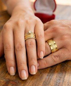 Alianças de Casamento 8mm Luxo Majestic, com Frisos Diamantados e 30 Zircônias, Banhadas a Ouro 18k