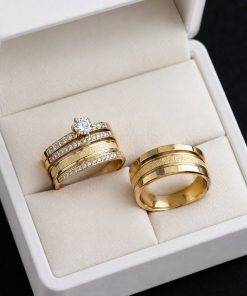 Alianças de Casamento 8mm com 30 Zircônias e Friso Central Diamantado, em Ouro 18k