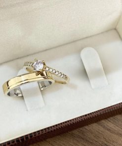 Unidade Aliança de Casamento 4mm | Modelo com 1 Friso Lateral | Anatômico | Moeda Antiga Banhada a Ouro 18K | Anel Solitário Cravejado Incluso