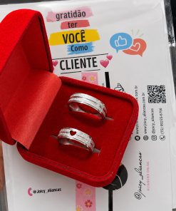 Alianças de Namoro em Aço Cirúrgico | Par de Alianças Prata 6mm | Diamantadas com Dois Frisos e Coração Vazado