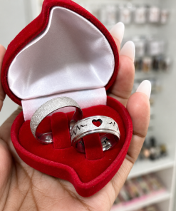 Alianças de namoro 8mm diamantado, masculina tradicional e feminina com coração vazado, em aço cirúrgico