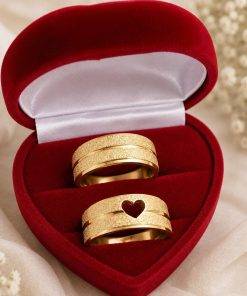 Alianças de Casamento 8mm Banhado a Ouro 18K – Feminina Diamantada e Masculina com Friso Central