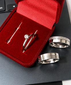 Alianças de namoro 6mm, feminina com 2 frisos diamantados e masculina com 2 frisos lisos, em aço cirúrgico