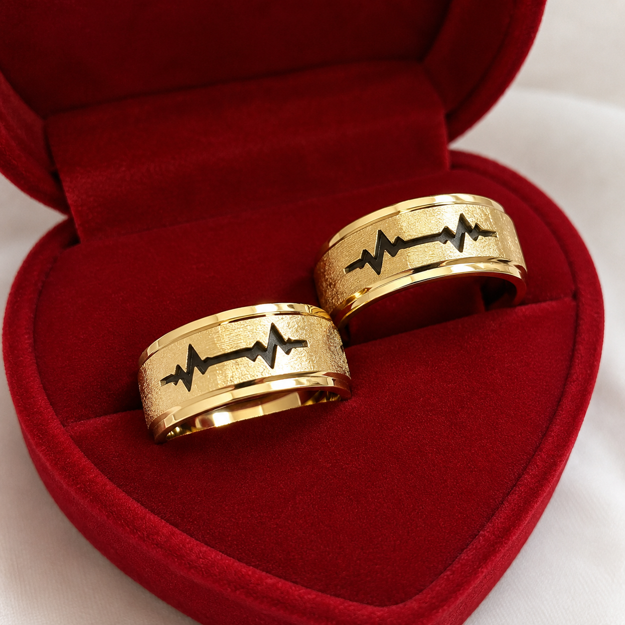 Alianças de Casamento 8mm Banhado a Ouro 18K – Fosco com Batimentos Cardíacos