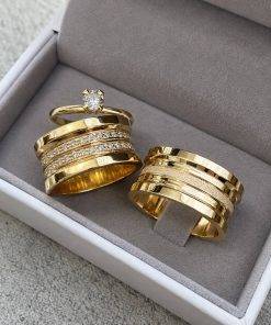Alianças de Casamento 10mm em Moeda Antiga, com 30 Zircônias e Frisos Meio Diamantados, em Ouro 18k