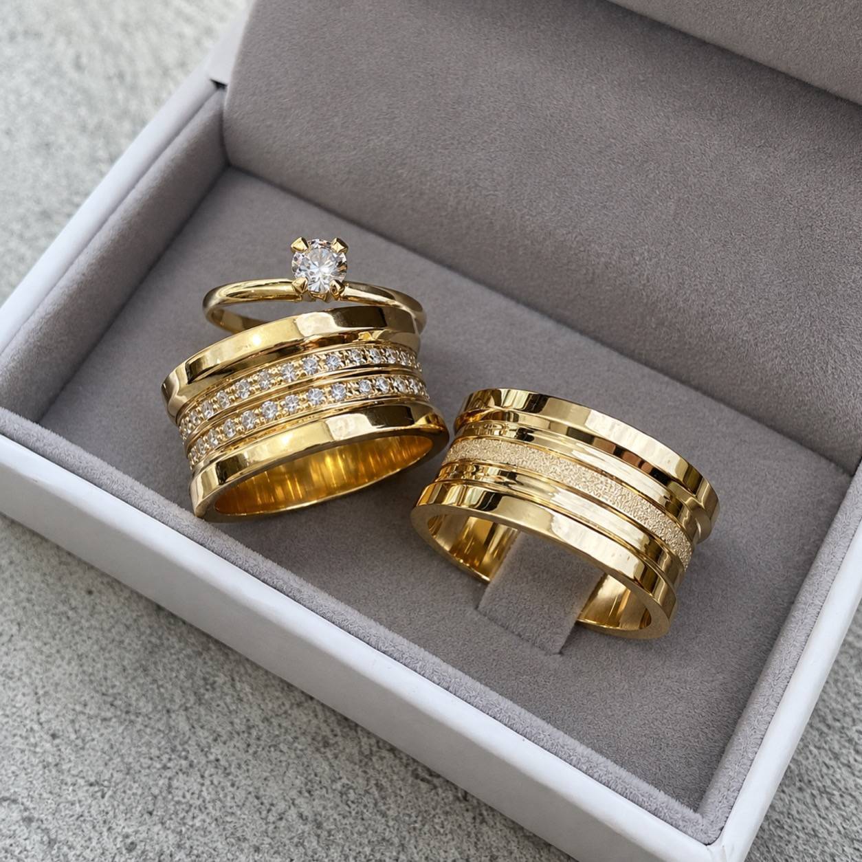 Alianças de Casamento 10mm em Moeda Antiga, com 30 Zircônias e Frisos Meio Diamantados, em Ouro 18k