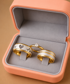 Alianças de Namoro Banhado a Ouro 18K – Modelo Mikelly com Coração e Batimentos Cardíacos