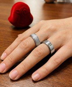 Alianças de namoro 6mm, modelo reto anatômico, feminina diamantada e masculina lisa
