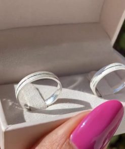 Alianças de Namoro Finas 4mm em Prata 950 | Modelo Diamantado | 1 Friso Central Fino + 2 Frisos Laterais Meia Volta