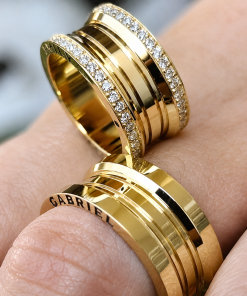 Alianças de Casamento 10mm Polidas Base Alta com 60 Zircônias e 2 Frisos Centrais, Banhadas a Ouro 18k