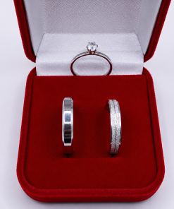 Par de Alianças Prata em Aço Cirúrgico 4mm – Feminina Diamantada, Masculina Lisa