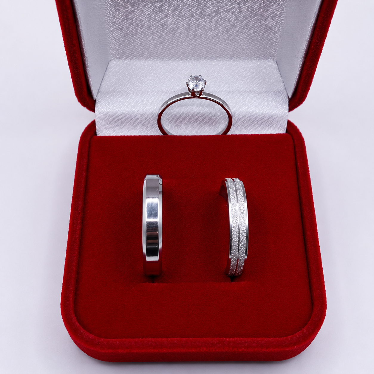 Par de Alianças Prata em Aço Cirúrgico 4mm – Feminina Diamantada, Masculina Lisa
