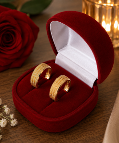 Par De Alianças Aço Cirúrgico Banhado A Ouro 18k - 8mm - Diamantado As Duas