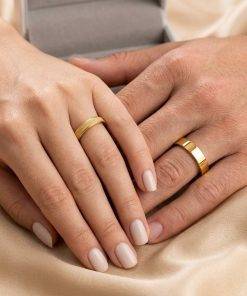 Alianças de Casamento 4mm Banhado a Ouro 18K – Feminina Diamantada e Masculina Lisa