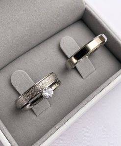 Alianças de namoro 4mm, feminina diamantada com friso e masculina lisa chanfrada, em aço cirúrgico