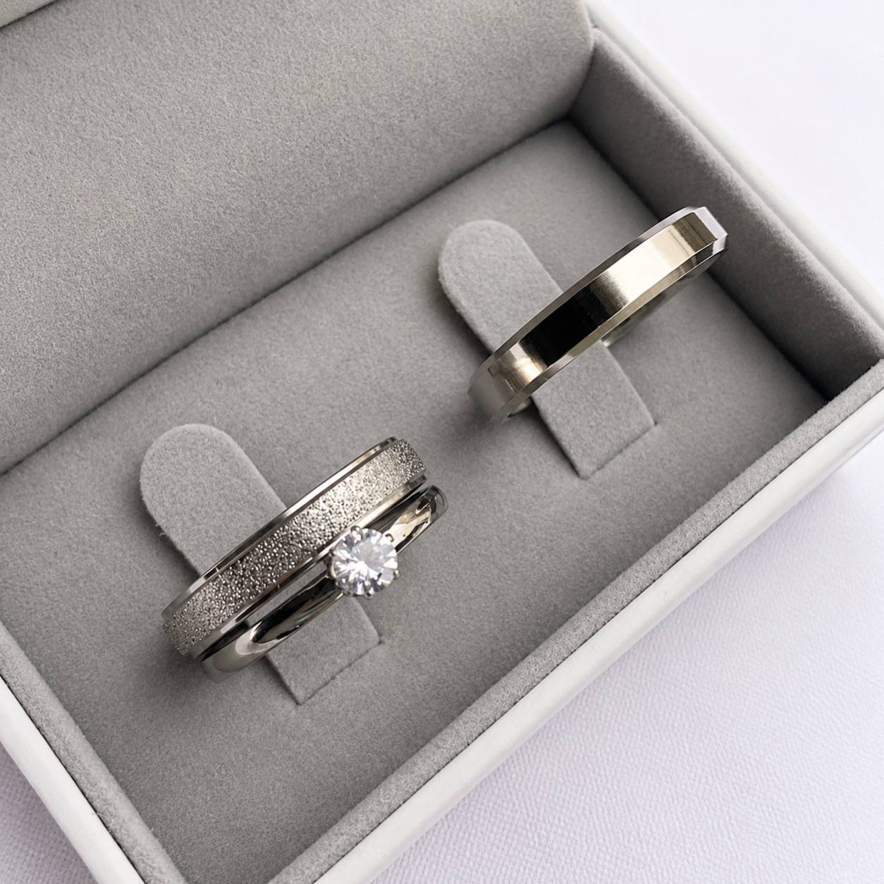 Alianças de namoro 4mm, feminina diamantada com friso e masculina lisa chanfrada, em aço cirúrgico