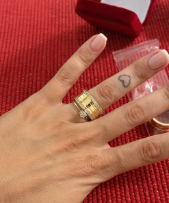 Alianças de Casamento 10mm Modelo Sovereign, com 30 Zircônias em 2 Fileiras, em Ouro 18k