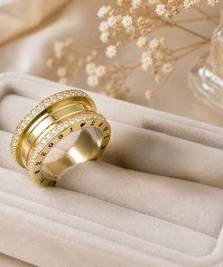 Alianças de Casamento 10mm Modelo Andy, Polidas com 60 Zircônias e 2 Frisos Centrais, Banhadas a Ouro 18k