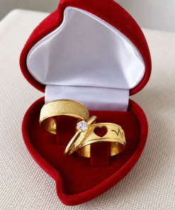Alianças de Casamento 8mm Reto – Feminina Coração Vazado e Masculina Diamantada