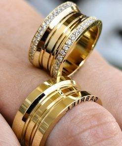 Alianças de Casamento 10mm Polidas Base Alta com 60 Zircônias e 2 Frisos Centrais, Banhadas a Ouro 18k