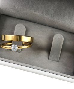 Alianças de Casamento | Unidade Masculina 4mm e Anel Solitário com Pedra em Aço Banhado a Ouro 18K – Modelo Liso Semi Anatômico