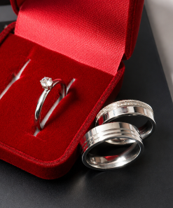 Alianças de namoro 6mm, feminina com 2 frisos diamantados e masculina com 2 frisos lisos, em aço cirúrgico