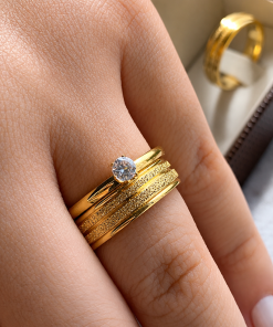 Alianças de casamento 6mm em aço cirúrgico banhado a ouro 18K com frisos, modelo anatômico