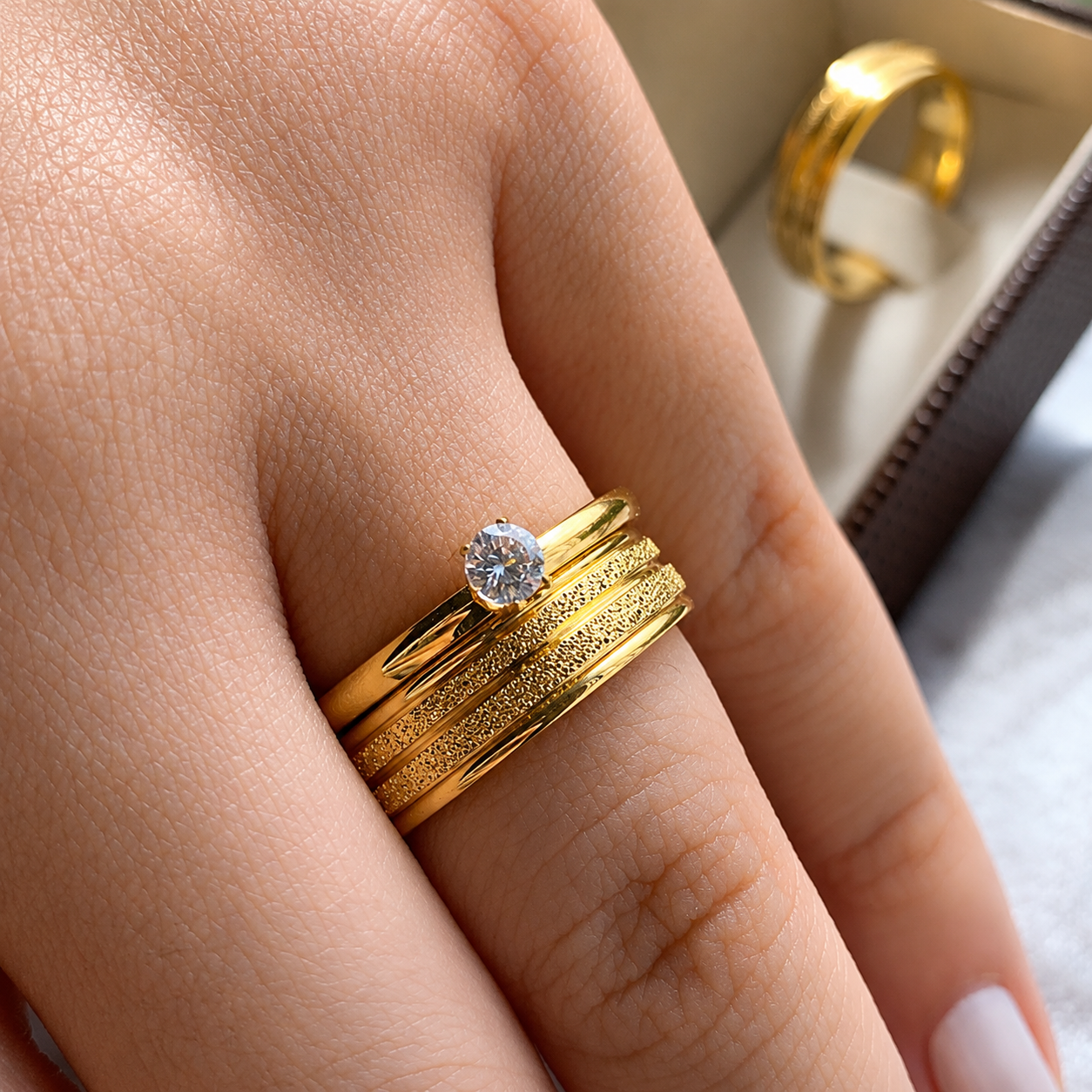 Alianças de casamento 6mm em aço cirúrgico banhado a ouro 18K com frisos, modelo anatômico