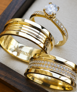 Alianças de Casamento 10mm com 30 Zircônias e Anel Solitário Incluso, em Ouro 18k