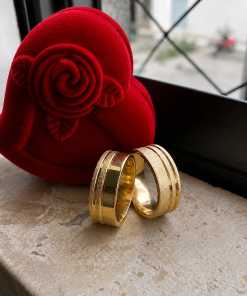 Alianças de Casamento 8mm Banhado a Ouro 18K – Feminina 2 Frisos e Masculina Fosca