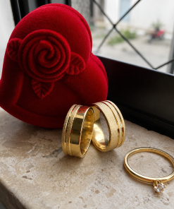 Alianças de Casamento 8mm Banhado a Ouro 18K – Feminina 2 Frisos e Masculina Fosca