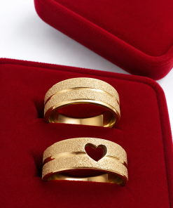 Alianças de Casamento 8mm Banhado a Ouro 18K – Feminina Diamantada e Masculina com Friso Central